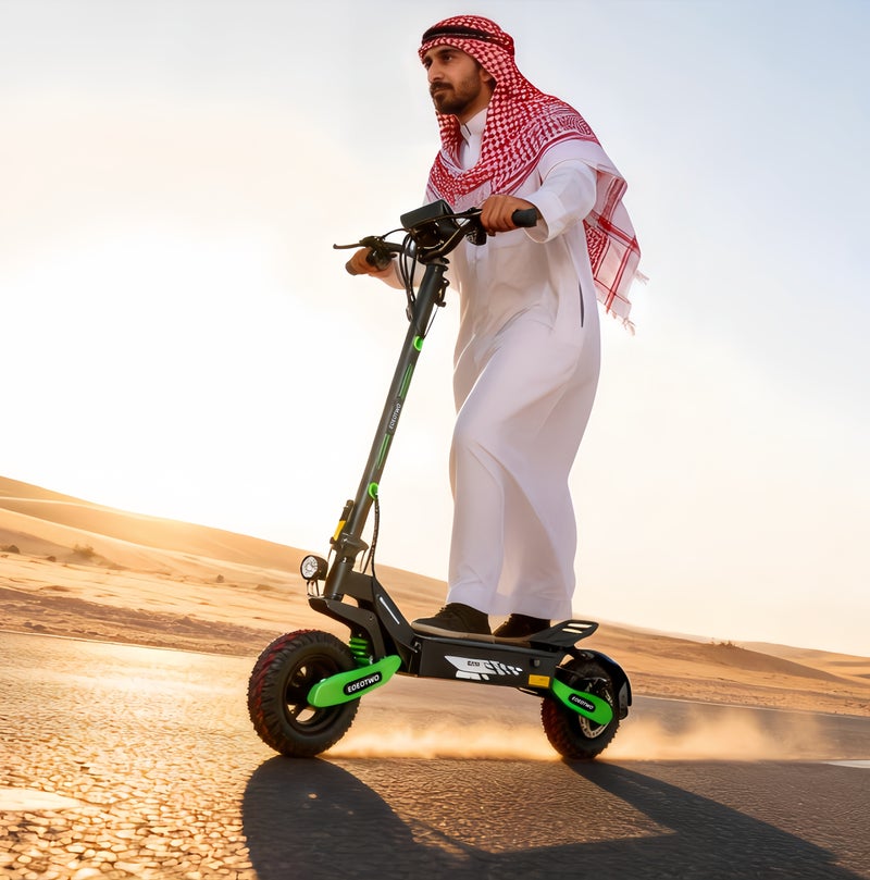 يبلغ مدى سكوتر GT06 الكهربائي القابل للطي 65 كم، وسرعته القصوى 55 كم/ساعة، وهو مزود بنظام تعليق مزدوج، ونظام التحكم في الجر مانع للانزلاق، ويتحمل حمولة قصوى تصل إلى 150 كجم. وهو مناسب للتنقلات داخل المدن والأنشطة الخارجية على الطرق الوعرة والترفيهية. - Image 1